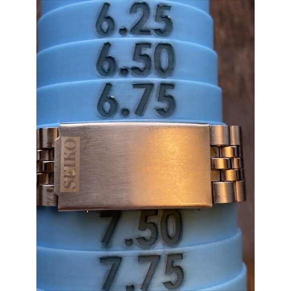 Vintage Seiko 5 Automatic Day Date Mens Watch Red Dial - Picture 4 of 11